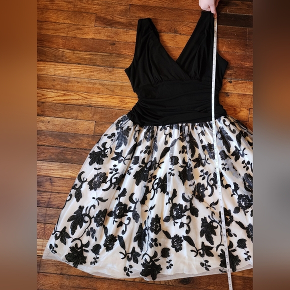 Elegant Black and White Floral Dress - Picture 12 of 12